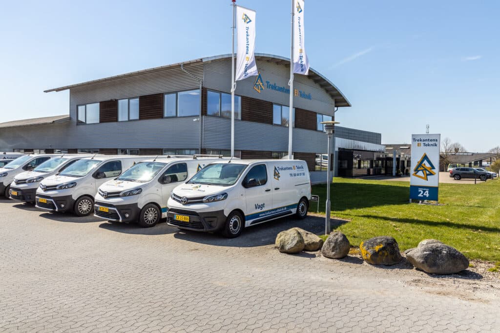 Trekantens El servicebiler foran domicilet